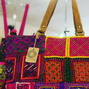Aarati |  Vestuario, decoración y accesorios 